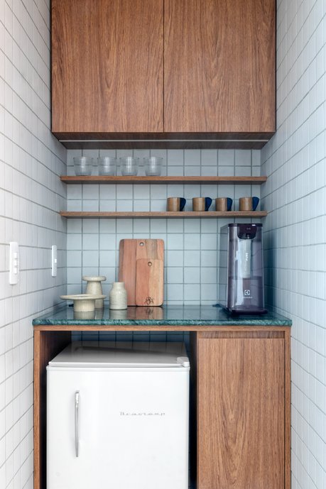 ÁORA CASA
O ateliê é um espaço versátil, pensado para o dia a dia, onde materiais como inox, vidro e azulejos contrastam com a cerâmica, criando uma atmosfera urbana e contemporânea.
