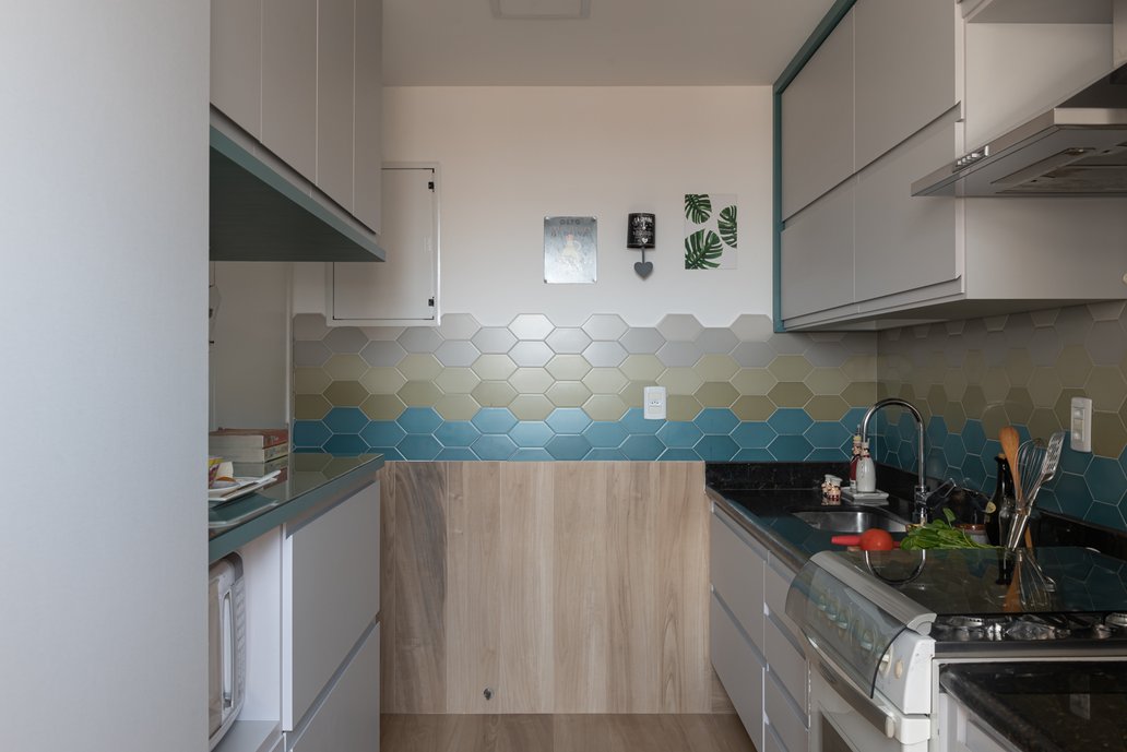 Porcelanato amadeirado na cozinha vai muito bem sim. Ele é prático e confere conforto, acolhimento e deixa o ambiente fora do padrão que toda cozinha geralmente tem.
