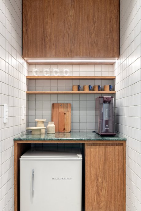 ÁORA CASA
O ateliê é um espaço versátil, pensado para o dia a dia, onde materiais como inox, vidro e azulejos contrastam com a cerâmica, criando uma atmosfera urbana e contemporânea.
