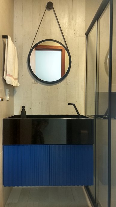 Moderno e muito poderoso, assim é este banheiro todo em cinza, com metais pretos, bancada preto absoluto e marcenaria em laca azul royal. A paginação entre o cottage e o superquadra é que faz o destaque, uma faixa de cottage convida a entrar e refrescar nesse banheiro que 'cresceu' após a reforma