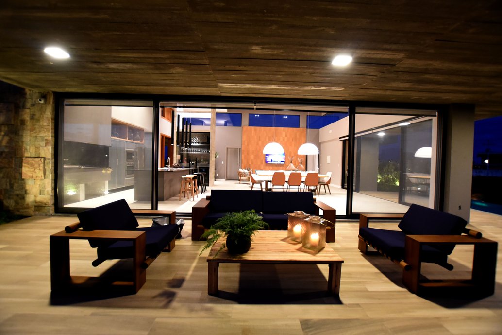 VARANDA À BEIRA DA PISCINA