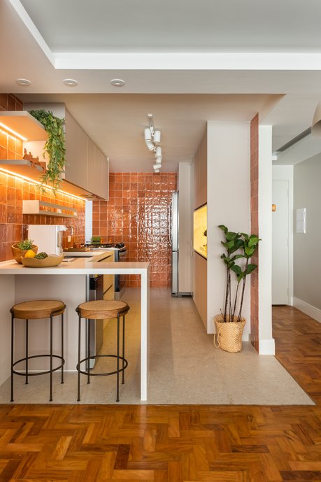 O efeito com a luz de Led na marcenaria e o revestimento fica lindo... Nós amamos a combinação de Yass Off White juntamente com o piso de madeira. 