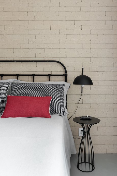 Quem disse que o tijolinho só pode usar em área social? Usamos no quarto de uma jovem e ficou lindo. Atual, moderno, com uma mistura de urbano e artesanal, do jeito que a dona queria. 