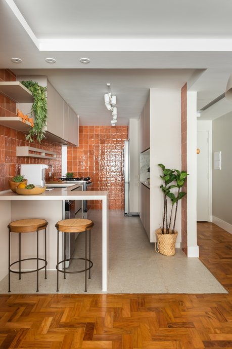 A cozinha do apartamento foi o ponto alto do projeto! E para isso utilizamos o Gouache Mandarine, em conjunto com o Yass Off White no piso. Essa combinação ficou maravilhosa, e nós amamos!
