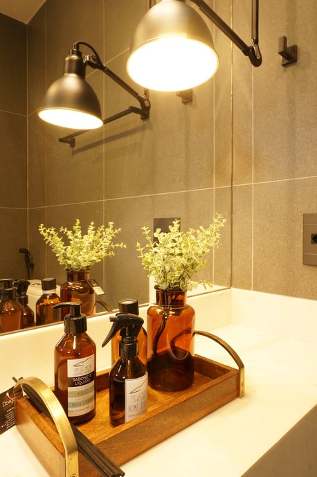 BANHEIRO COM PISO E PAREDES REVESTIDOS COM MS. BARCELONA BRONCE NATURAL 60X60, INCLUSIVE NICHO DO BOX