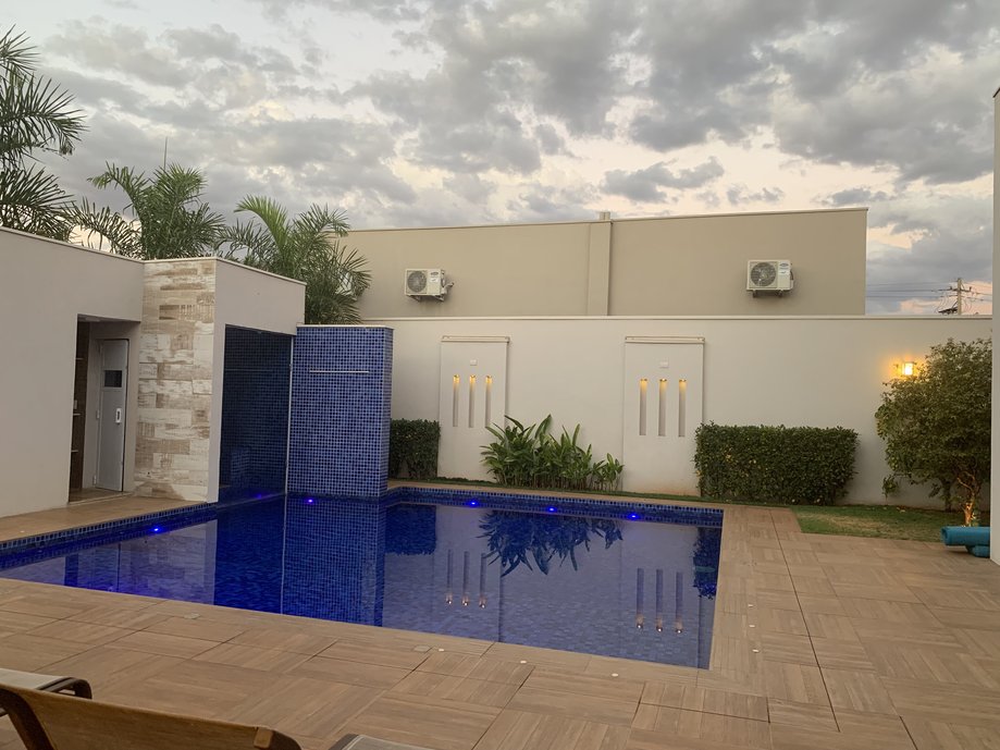 Piscina integrada com cascata e ducha