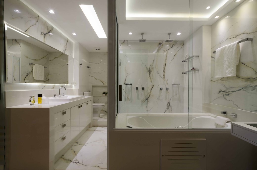 Linha marmi Classico - Bianco Paonazzetto foi o revestimento escolhido para dar sofisticação e elegância para este banheiro.