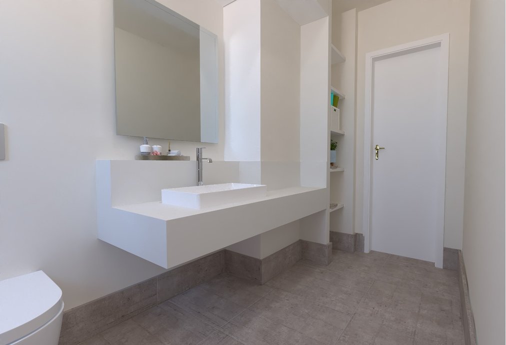  Banheiro contemporâneo mistura o clássico branco à modernidade do concreto. Metais Doco.l