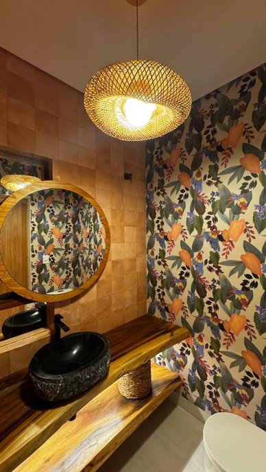 Lavabo com estampa na parede