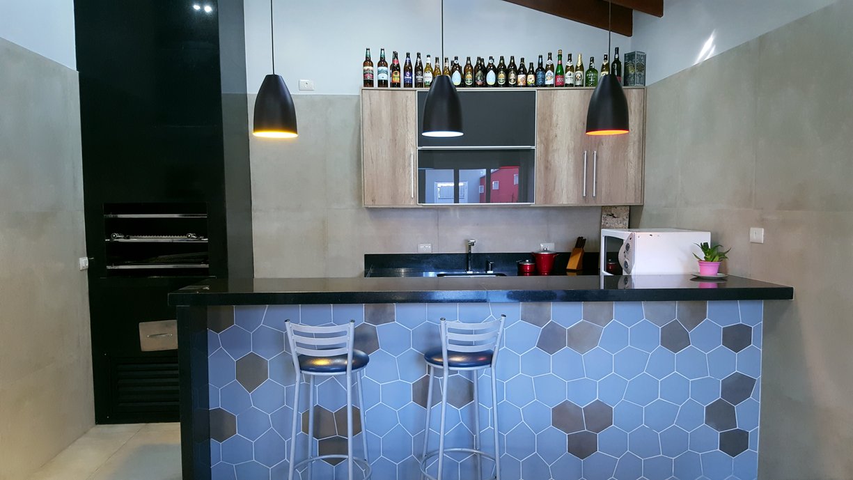 Nessa Cozinha Gourmet foram utilizados revestimentos que dessem um destaque ao balcão, Tresor Argent e Lavande e nas paredes e chão o porcelanato Concretissyma Nude