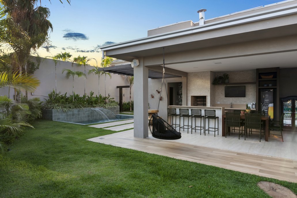 Utilizadas para descansar ou receber parentes e amigos, as áreas de lazer encontram-se geralmente em espaços externos e têm características que variam de projeto a projeto, de acordo com a metragem disponível. Os condomínios residenciais também são adeptos dessas áreas, que proporcionam aos moradores espaços compartilhados para reuniões e divertimento.