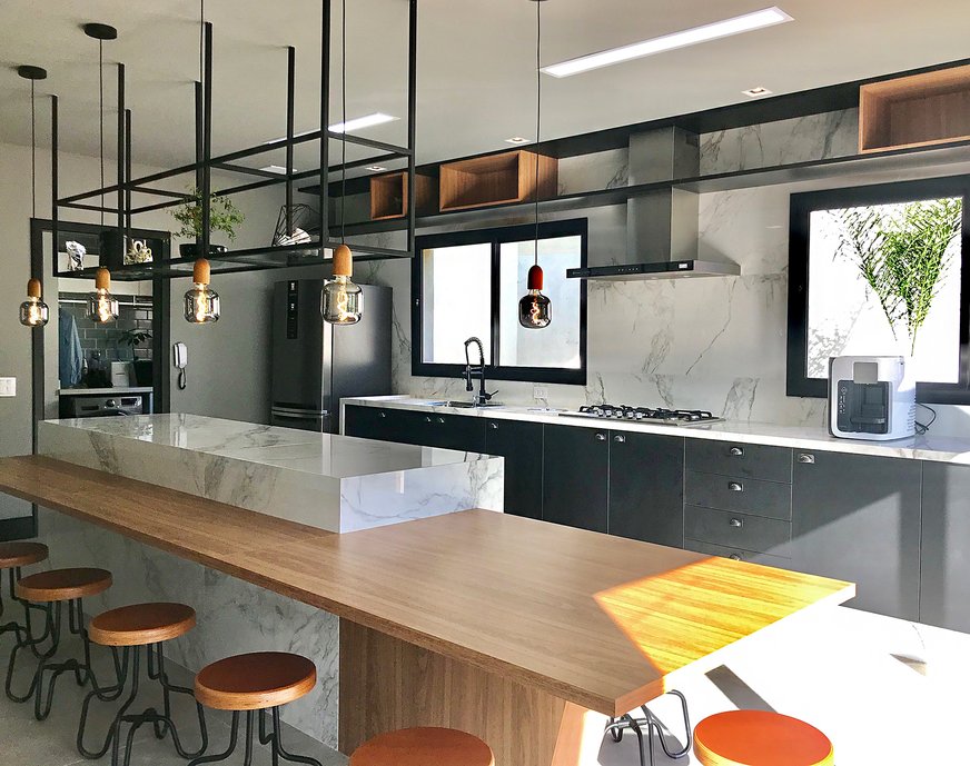 Cozinha Residencial; bancada planejada de porcelanato.