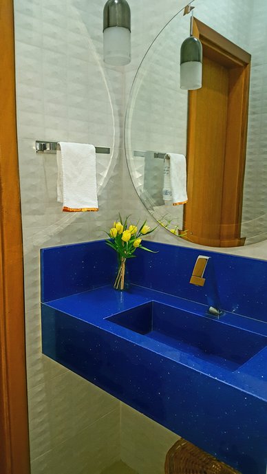 Neste lavabo foi usado bancada em quartzo com cuba esculpida e revestimento Aresta Off White