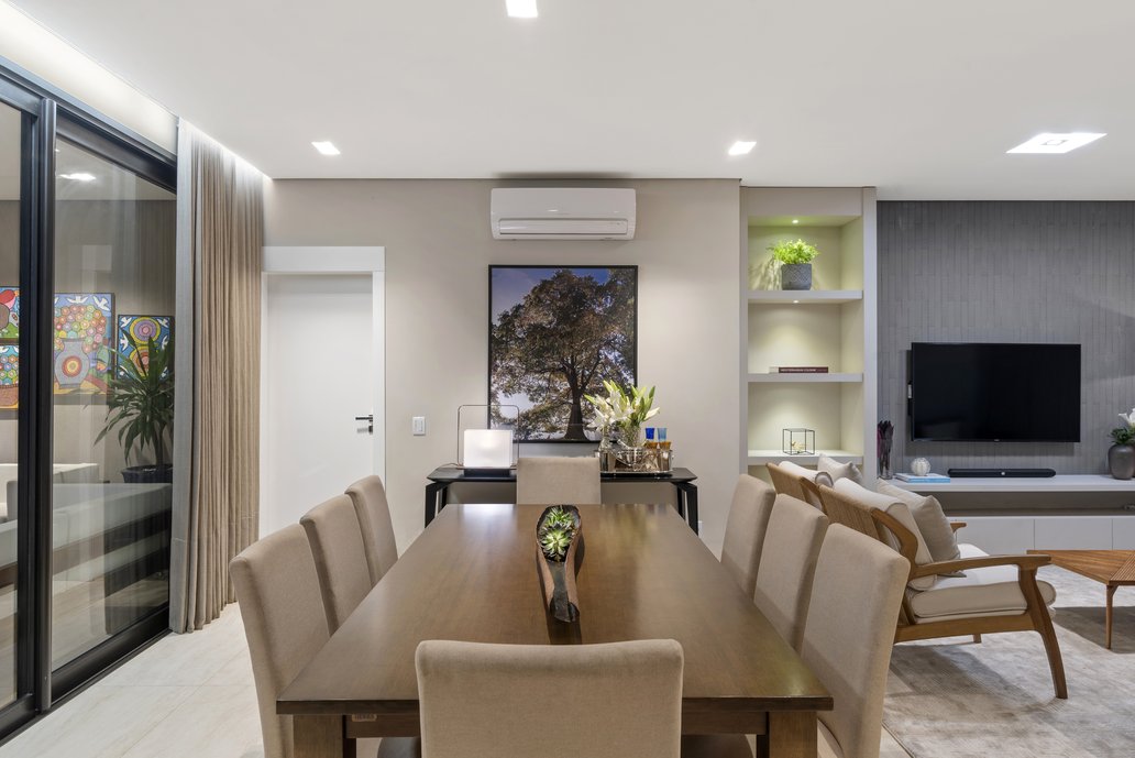 Um living pode ser definido por um espaço amplo de socialização que acompanha ou não outros ambientes. Se você tem uma área com bastante espaço para circulação, é possível ter um living integrado com um lounge (sala de estar), sala de TV, sala de jantar e até espaço para leitura. Em alguns casos, se o imóvel tiver uma metragem muito grande, o living room pode ser planejado em uma ambiente fechado, com uma proposta de descanso ou de receber de maneira mais intimista.