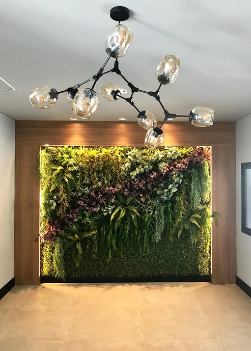 Hall de Entrada Residencial; jardim vertical, luminária moderna.
