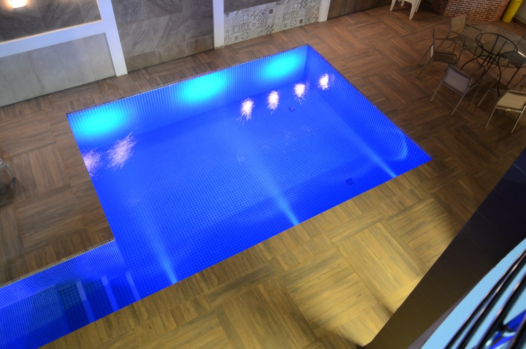 PISCINA E ÁREA DE LAZER COM MURO TRABALHADO EM MOSAICOS DE PRODUTOS