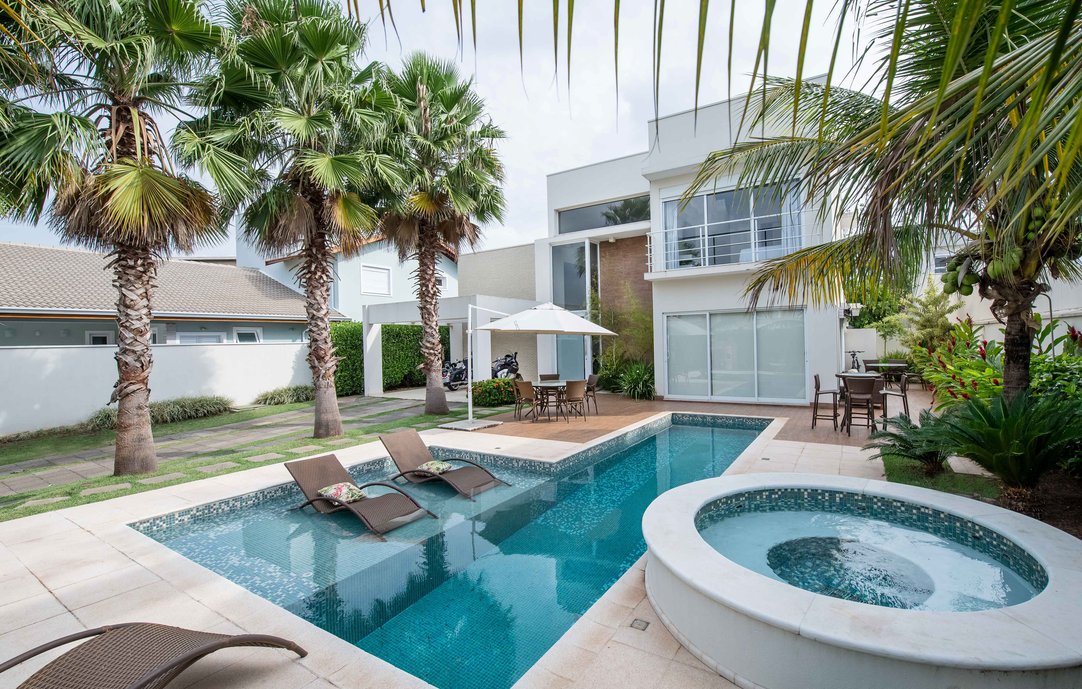 A posição do sol determinou que a piscina e área de lazer se localizasse na entrada da casa, dando uma dimensão diferenciada para a fachada. O paisagismo se encarregou de oferecer a privacidade.