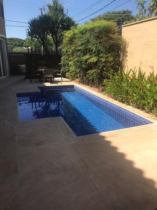 Solário e borda de piscina existente