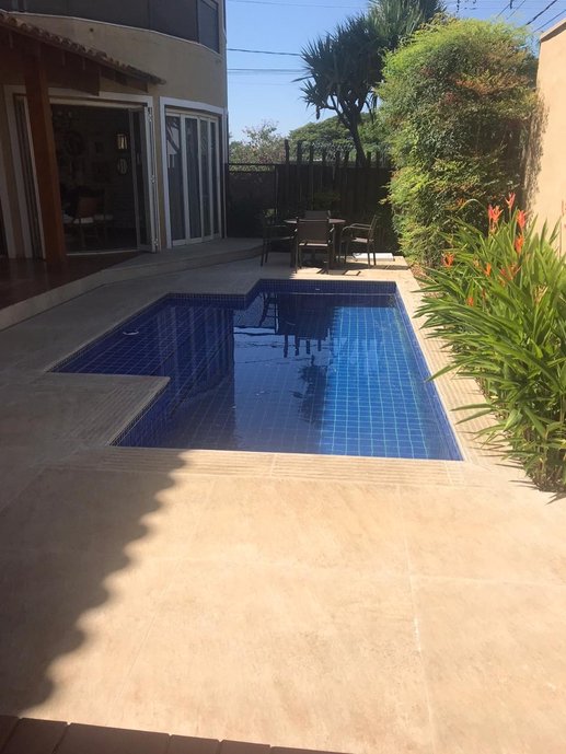 Solário e borda de piscina existente