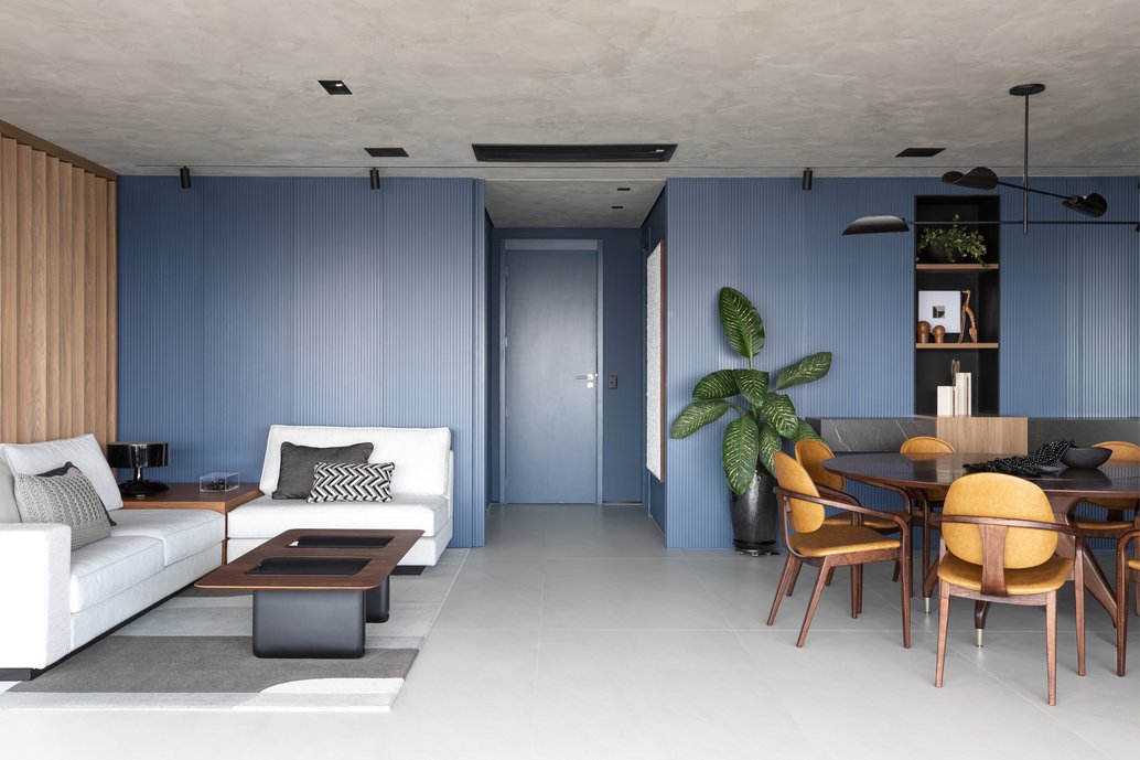 Salas; parede planejada azul.