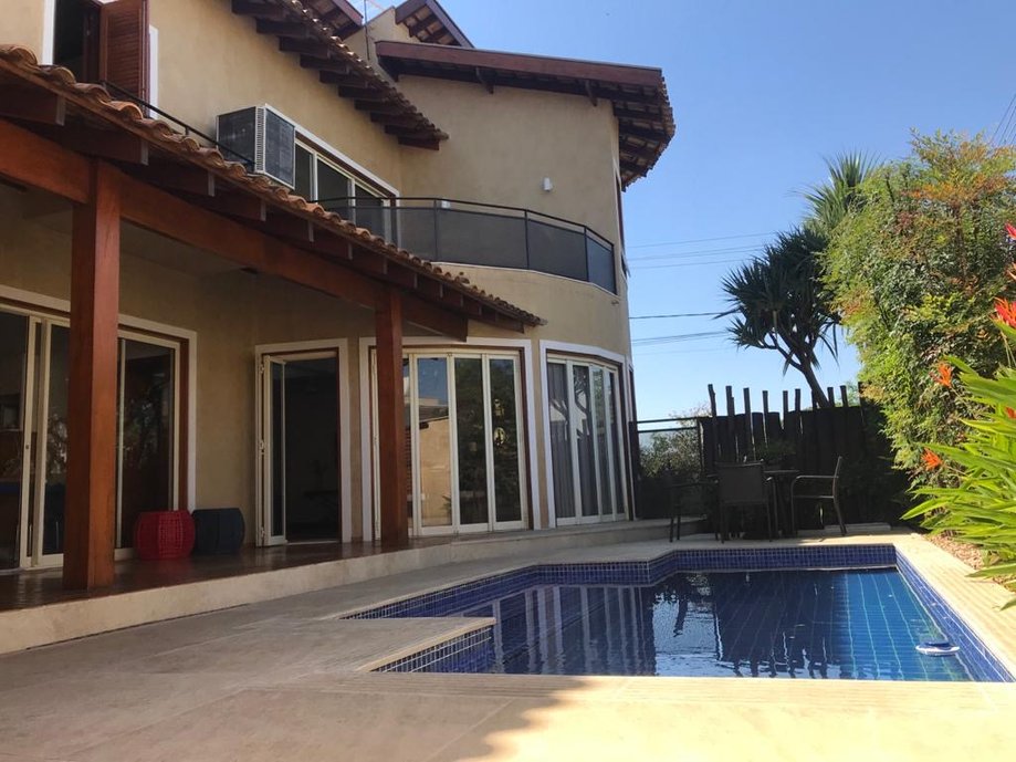 Solário e borda de piscina existente
