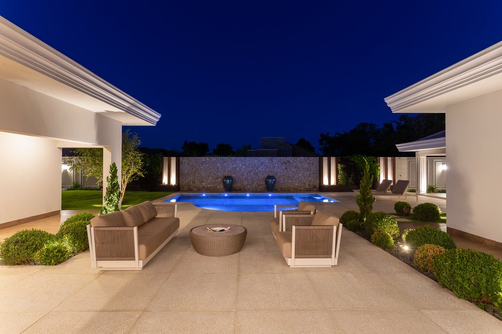 A piscina acompanha as linhas clássicas da arquitetura da casa.