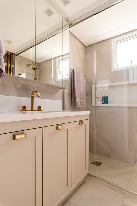 Vista em destaque para a bancada e ao fundo a área de banho.