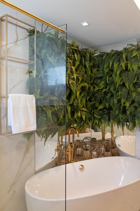Banheira com jardim vertical.