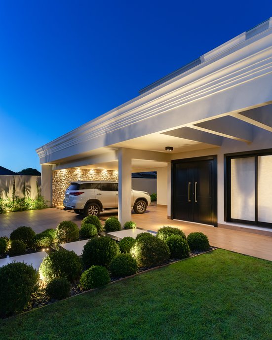 Para a elaboração desta residência, mesclamos o estilo neoclássico à sofisticação do contemporâneo. Nos acabamentos, apostamos em elementos nobres, como revestimentos de alta qualidade, molduras e boiseries, para realçar o conceito proposto. 