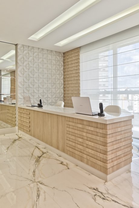Recepção e sala de espera de uma clínica oftalmológica, com piso BIANCO PAONAZZETTO 60X120 POL (polido).