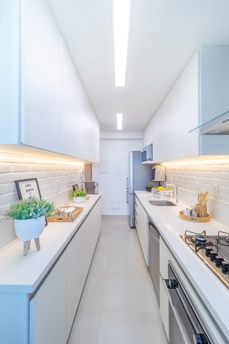 Cozinha branca e minimalista