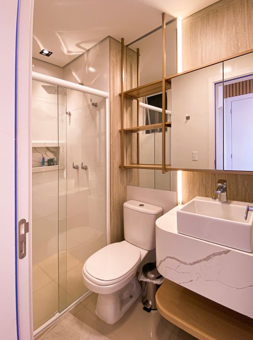 Revestimos a Parede de fundo com o revestimento Filo Beige, que evidenciado com a iluminação do perfil LED ficou incrível!! 