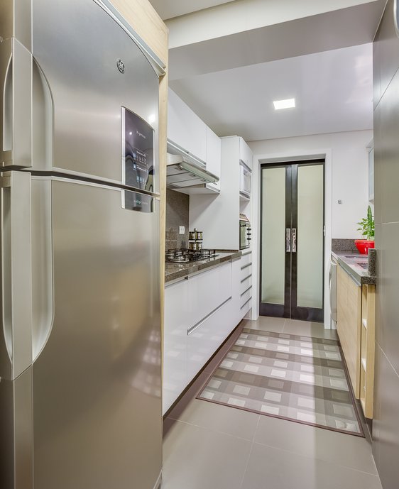 Cozinha reformada e ampliada de cobertura duplex em Curitiba. Piso e detalhe de parede porcelanato City Fendi 60x60 Natural e paredes com Glacier White 30x60 retificado.