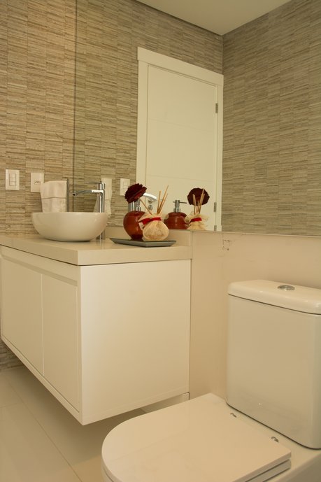 Banho descontraído para casa de praia, com piso em simplesmente branco 90x90 pol, revestimento de parede em cetim bianco ret 30x60 e parede com detalhe em Max Mosaico mata atlântica 60x60