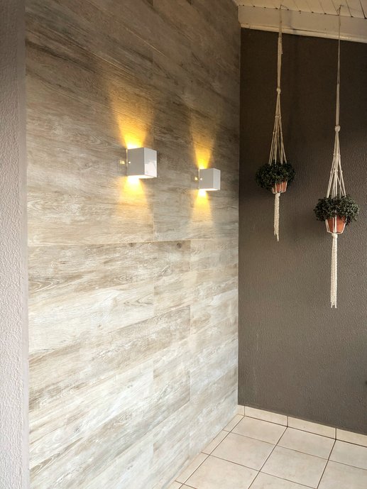 Detalhe fachada com revestimento amadeirado