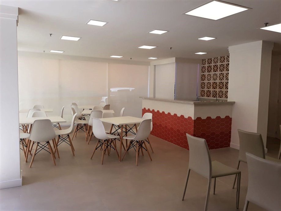 Salão de reunião Vila Olímpia - Revestimentos escolhidos : Chez moi Coquelicot 02 | Chez moi Coquelicot 03 | Chez Moi Blanc | Piso Sampa Copan 90x90 natural