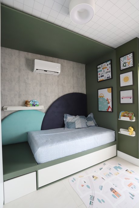 Quarto verde, decoração verde, teto decorado, tapete infantil na decoração, ilustração na decoração.