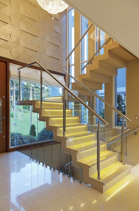 Escada esculpida em porcelanato Perlino Bianco 90x90, com iluminação embutida