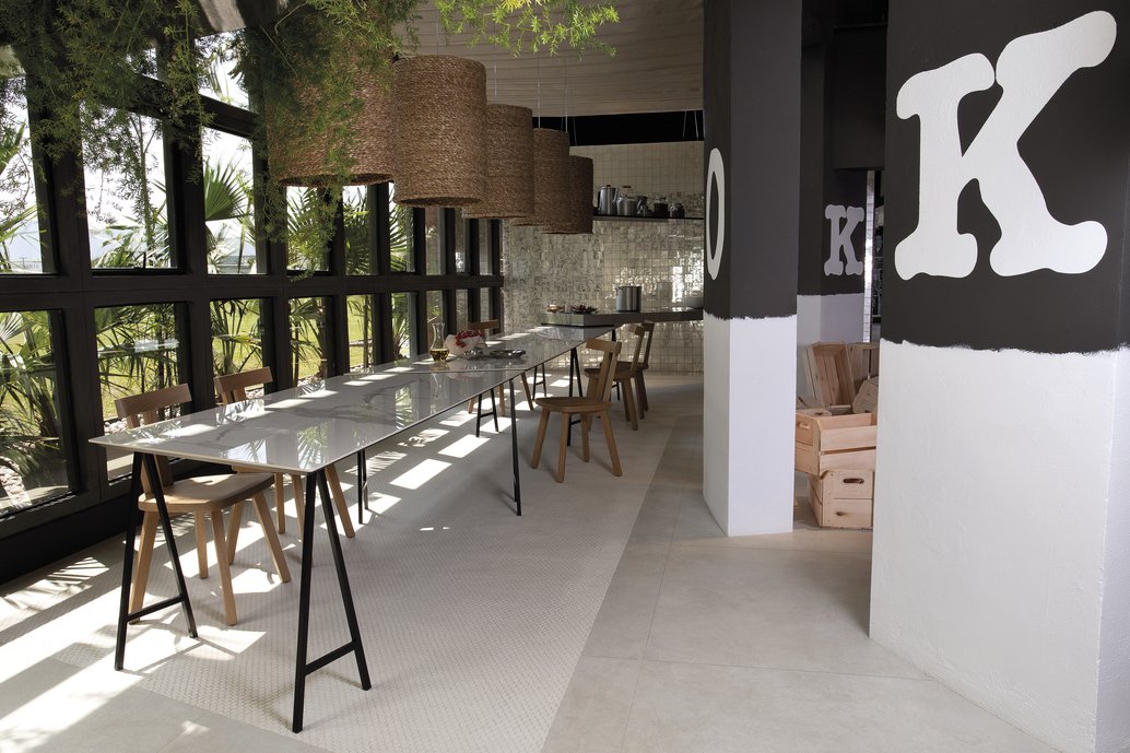 Para Paola Navone, a cozinha mediterrânea tem um clima especial. É um lugar fácil e amigável, onde cada elemento e detalhe é dedicado ao prazer de cozinhar e compartilhar a boa comida, com alegria e simplicidade. Como acontece nas cozinhas do hemisfério Sul – da Ásia para a Europa e para a América do Sul. Todos são sempre bem-vindos, mesmo os convidados inesperados. Materiais tradicionais são propostos em um tom fresco e contemporâneo.