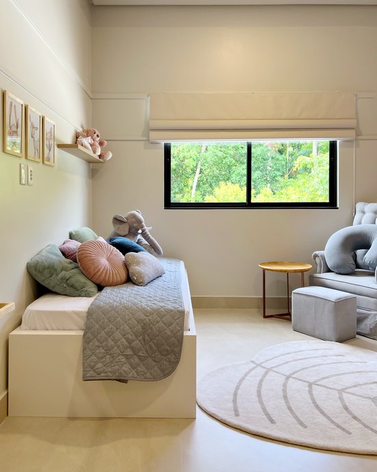 Decoração temática quarto de criança. Poltrona e almofada amamentação. Decoração de quarto de bebê.