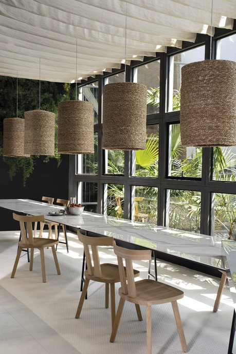 Para Paola Navone, a cozinha mediterrânea tem um clima especial. É um lugar fácil e amigável, onde cada elemento e detalhe é dedicado ao prazer de cozinhar e compartilhar a boa comida, com alegria e simplicidade. Como acontece nas cozinhas do hemisfério Sul – da Ásia para a Europa e para a América do Sul. Todos são sempre bem-vindos, mesmo os convidados inesperados. Materiais tradicionais são propostos em um tom fresco e contemporâneo.