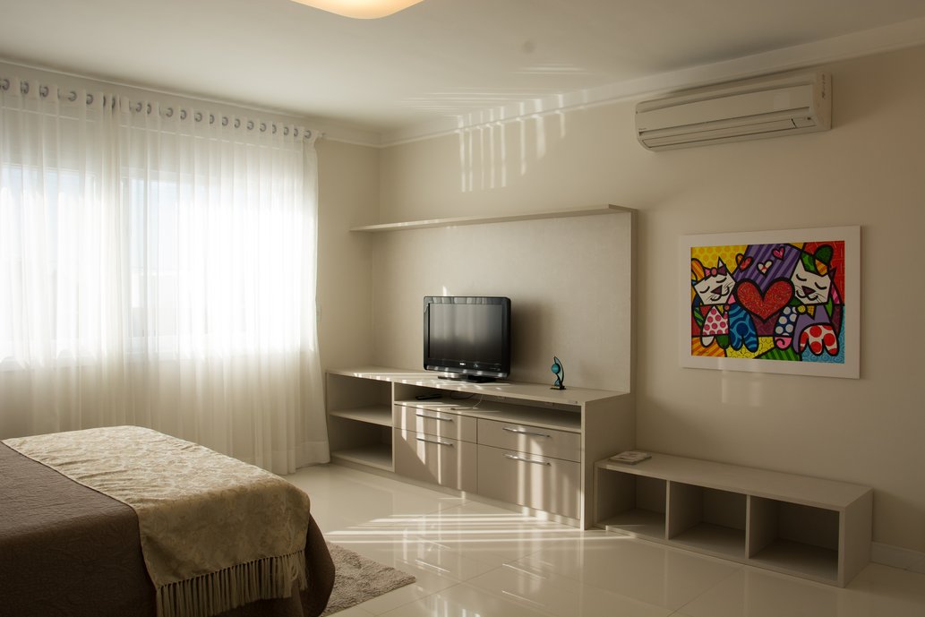 Quarto de casa de praia em tons suaves, com piso simplesmente branco 90x90 Pol.