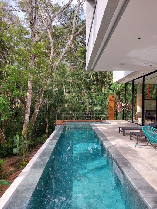 Piscina rodeado por verde.