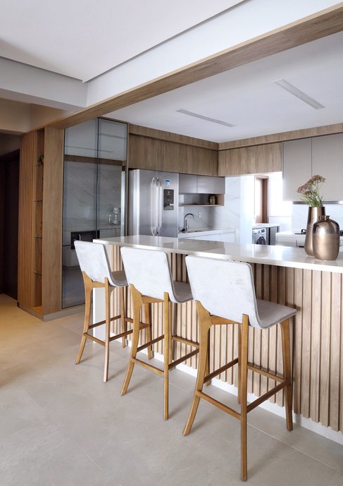 Bancada ripada de madeira na cozinha. Decoração com madeira clara.