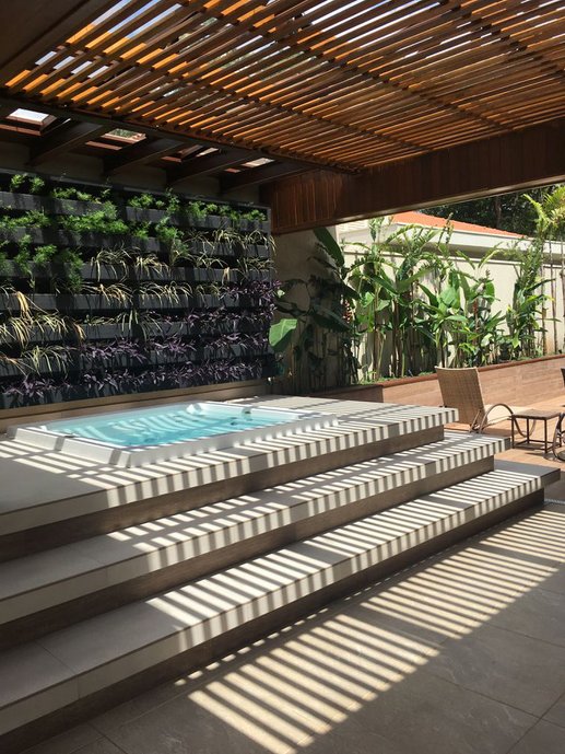 Escada de Acesso Spa, ao fundo parede verde e cobertura com brise de madeira