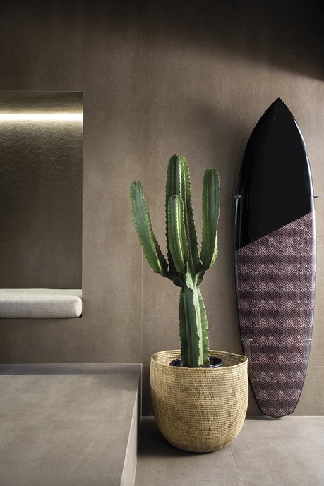 O espaço de Rosenbaum é um quarto natural, criando a sensação de um ambiente calmo para relaxamento e restauro das energias. O que possibilita esse resultado é o uso das Lastras, peças gigantes e com poucos recortes. O ambiente foi todo construído dentro do espaço, conferindo a impressão de se estar dentro de uma rocha, o que quase dispensa a presença de mobiliário.