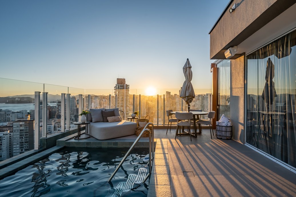 Área externa com piscina