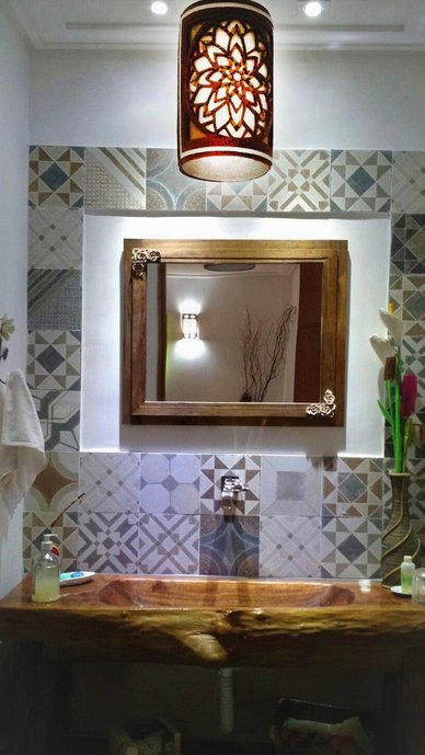 Lavabo com moldura da coleção Mix Rio Retrô e bancada esculpida em madeira certificada da região