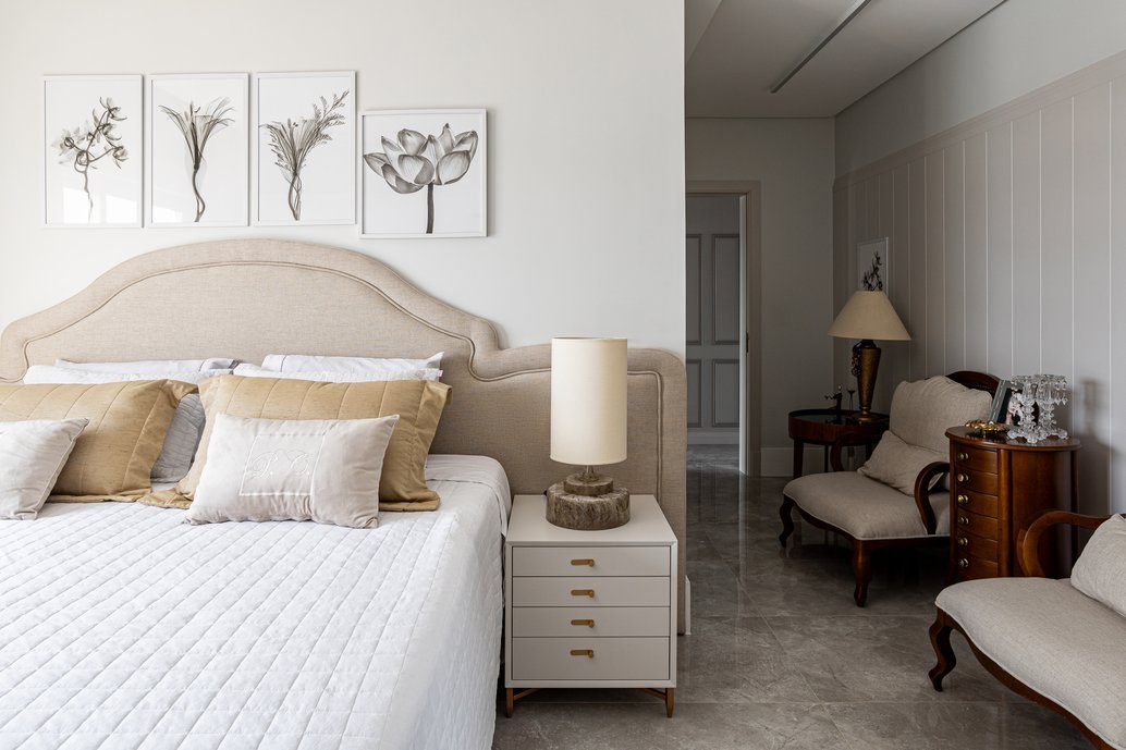 quarto clássico com poltronas de madeira.