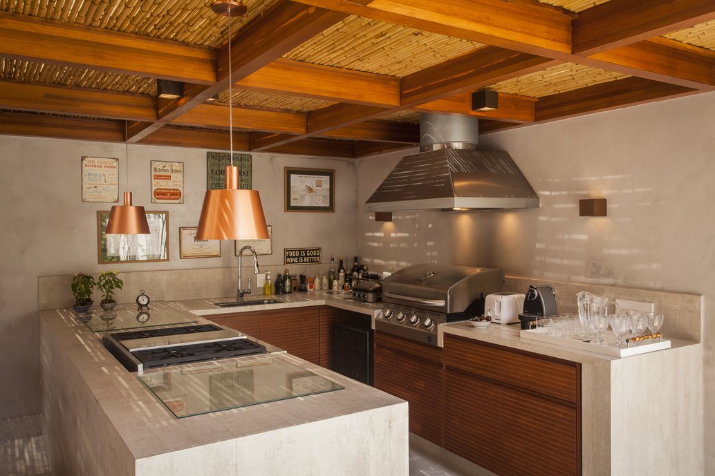 Espaço Gourmet projetado com a bancada revestida no Porcelanato Concretyssima Portland Line relevo 60x1.20